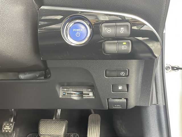 トヨタ プリウス ＰＨＶ A 栃木県 2018(平30)年 6.8万km ホワイトパールクリスタルシャイン 純正メーカーナビ/（BT/AM/FM/フルセグ）/ETC　/ドライブレコーダー/クルーズコントロール/プリクラッシュブレーキ/クリアランナソー/ブラインドスポットモニター/ふらつき防止/車線逸脱警報/電動格納ミラー/ステアリングスイッチ/前席シートヒーター/純正アルミホイール/純正フロアマット/プッシュスタート/スマートキー