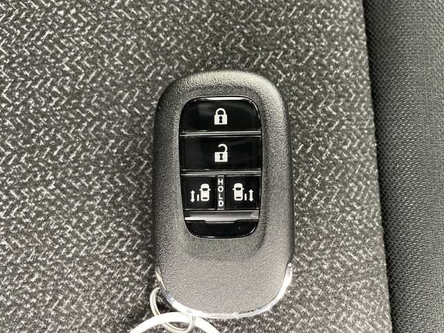 ホンダ Ｎ ＢＯＸ カスタム 千葉県 2024(令6)年 0.1万km ミッドナイトブルービームM ディスプレイオーディオ/Bluetooth AM FM AppleCarPlay AndoroidAuto/バックカメラ/両側パワースライドドア/シートヒーター/電動パーキングブレーキ/純正アルミホイール/純正フロアマット/ベンチシート/チップアップシート/後席サンシェード/プッシュスタート/スマートキー/ウィンカーミラー/ステアリングスイッチ/ホンダセンシング/レーダークルーズコントロール/オートハイビーム/パーキングセンサー/路外逸脱抑制機能/衝突軽減ブレーキ/踏み間違い衝突軽減ブレーキ/先行者発進告知/標識認識機能