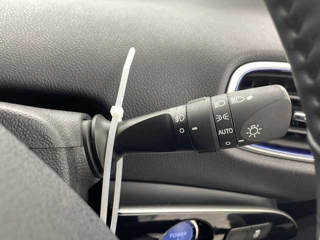 トヨタ プリウス S ツーリングセレクション 千葉県 2019(令1)年 3.9万km ホワイトパールクリスタルシャイン 禁煙車/セーフティーセンス/・衝突軽減ブレーキ/・レーンデパーチャーアラート/・オートマチックハイビーム/・レーダークルーズコントロール/社外9インチナビ/・Bluetooth/フルセグ/アラウンドビューモニター/レーダークルーズコントロール/LEDオートライト/レザーシート/シートヒーター/純正17インチアルミホイール/オートエアコン/アイドリングストップ/プッシュスタート/スマートキー