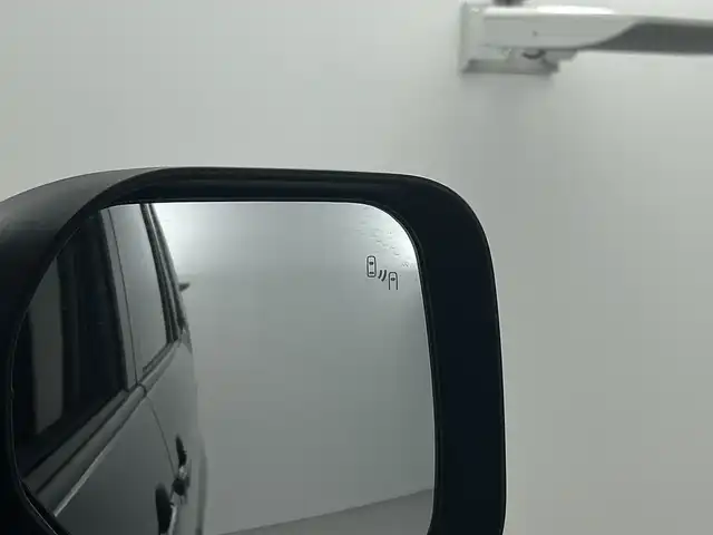 三菱 デリカＤ：５ ブラックエディション 愛知県 2025(令7)年 0.1千km グレーⅡ 登録済未使用車/特別仕様車/ディーゼル/ターボ/アルパイン１１型ナビ/（フルセグＴＶ/Bluetooth/CD/DVD/USB/HDMI）/１２．８インチフリップダウンモニター/全方位カメラ/電動サイドステップ/三菱e-Assist/・衝突軽減ブレーキ/・レーダークルーズコントロール/・車線逸脱警報システム/・オートマチックハイビーム/・ブラインドスポットモニター/・誤発進抑制機能/レザーシート/パワーシート/シートヒーター/ステアリングヒーター/両側パワースライドドア/パワーバックドア/パドルシフト/アイドリングストップ/純正18インチアルミホイール/スマートキー/スペアキー1本/プッシュスタート/LEDヘッドライト/フロントフォグランプ/オートライト/横滑り防止装置/電動格納ミラー/