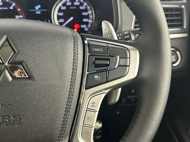 三菱 デリカＤ：５ ブラックエディション 愛知県 2025(令7)年 0.1千km グレーⅡ 登録済未使用車/特別仕様車/ディーゼル/ターボ/アルパイン１１型ナビ/（フルセグＴＶ/Bluetooth/CD/DVD/USB/HDMI）/１２．８インチフリップダウンモニター/全方位カメラ/電動サイドステップ/三菱e-Assist/・衝突軽減ブレーキ/・レーダークルーズコントロール/・車線逸脱警報システム/・オートマチックハイビーム/・ブラインドスポットモニター/・誤発進抑制機能/レザーシート/パワーシート/シートヒーター/ステアリングヒーター/両側パワースライドドア/パワーバックドア/パドルシフト/アイドリングストップ/純正18インチアルミホイール/スマートキー/スペアキー1本/プッシュスタート/LEDヘッドライト/フロントフォグランプ/オートライト/横滑り防止装置/電動格納ミラー/