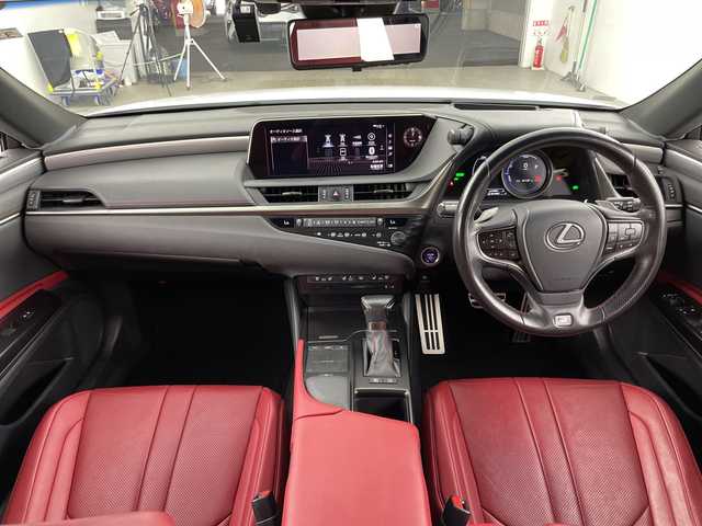 レクサス ＥＳ 300h Fスポーツ 愛知県 2019(平31)年 6.2万km ホワイトノーヴァガラスフレーク メーカーナビ（AM/FM/フルセグ/BT/CD/DVD）/サンルーフ/デジタルインナーミラー/赤革シート/パワートランク/電動リアシェード/シーケンシャルウィンカー/純正19インチアルミホイール/3眼LEDヘッドライト/D/N席シートヒーター・クーラー/D/N席パワーシート/D席シートメモリー/プリクラッシュセーフティ/ブラインドスポットモニター/パーキングサポートアラート/レーンキープアシスト/レーダークルーズコントロール/パドルシフト/フロントフォグ/オートハイビーム/オートライト/ステアリングヒーター/純正ドライブレコーダー/純正フロアマット