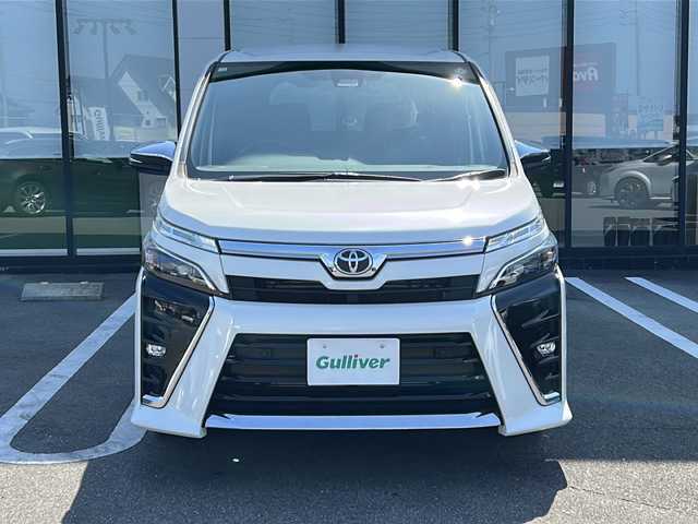 トヨタ ヴォクシー ZS 煌Ⅲ 岐阜県 2020(令2)年 5.1万km ホワイトパールクリスタルシャイン 登録時走行距離50126km/純正９型ナビ　/フルセグ　/バックカメラ　/両側パワースライドドア　/プリクラッシュセーフティ　/クルーズコントロール　/前後コーナーセンサー　/前後ドライブレコーダー　/ＬＥＤヘッドライト　/オートライト/オートハイビーム/ビルトインＥＴＣ　/スマートキー/プッシュスタート/ドアバイザー/ウィンカーミラー/背面テーブル/純正16インチアルミホイール/純正フロアマット