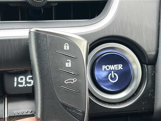 レクサス ＵＸ 250h Fスポーツ 富山県 2019(令1)年 6.8万km ホワイトノーヴァガラスフレーク ワンオーナー/４WD・ハイブリッド/ムーンルーフ/パノラマミックビューモニター（全周囲カメラ）/レザーシート/スマートキー×３/メーカーオプションメモリーナビ/BD再生/BTs接続/USB/AUX/ビルトインTEC２．０/パワーバックドア/Lexus Safety System＋/PCS/LTA/RSA/PKSA/RCTA/PKSB/BSM/レーダークルコン/クリアランスソナー/純正１８インチAW/パドルシフト/シートヒーター(D/N)/メモリー付きパワーシート(D/N)/プッシュスタート/オートリトラミラー/ステアリングスイッチ/革巻きステアリング/保証書・取説・ナビ取説