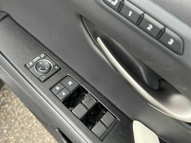 レクサス ＵＸ 250h Fスポーツ 富山県 2019(令1)年 6.8万km ホワイトノーヴァガラスフレーク ワンオーナー/４WD・ハイブリッド/ムーンルーフ/パノラマミックビューモニター（全周囲カメラ）/レザーシート/スマートキー×３/メーカーオプションメモリーナビ/BD再生/BTs接続/USB/AUX/ビルトインTEC２．０/パワーバックドア/Lexus Safety System＋/PCS/LTA/RSA/PKSA/RCTA/PKSB/BSM/レーダークルコン/クリアランスソナー/純正１８インチAW/パドルシフト/シートヒーター(D/N)/メモリー付きパワーシート(D/N)/プッシュスタート/オートリトラミラー/ステアリングスイッチ/革巻きステアリング/保証書・取説・ナビ取説