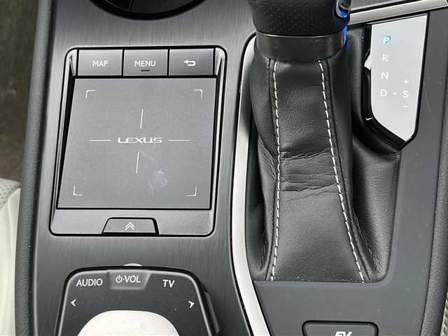 レクサス ＵＸ 250h Fスポーツ 富山県 2019(令1)年 6.8万km ホワイトノーヴァガラスフレーク ワンオーナー/４WD・ハイブリッド/ムーンルーフ/パノラマミックビューモニター（全周囲カメラ）/レザーシート/スマートキー×３/メーカーオプションメモリーナビ/BD再生/BTs接続/USB/AUX/ビルトインTEC２．０/パワーバックドア/Lexus Safety System＋/PCS/LTA/RSA/PKSA/RCTA/PKSB/BSM/レーダークルコン/クリアランスソナー/純正１８インチAW/パドルシフト/シートヒーター(D/N)/メモリー付きパワーシート(D/N)/プッシュスタート/オートリトラミラー/ステアリングスイッチ/革巻きステアリング/保証書・取説・ナビ取説