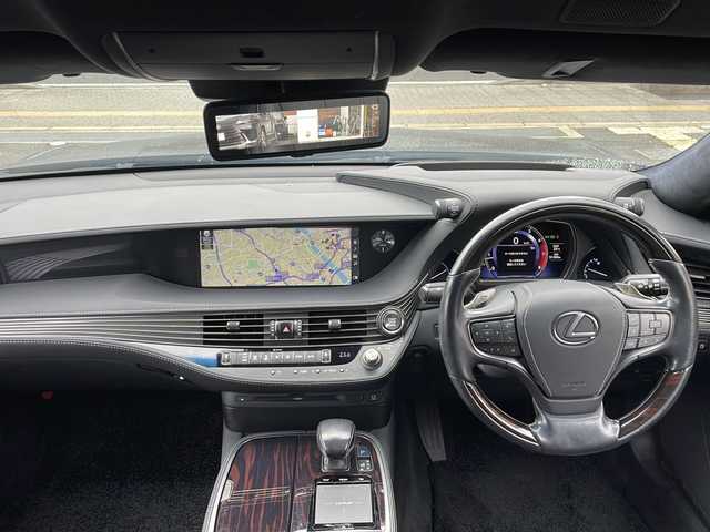 レクサス ＬＳ 500 バージョンL 大阪府 2018(平30)年 5.2万km グラファイトブラックガラスフレーク 純正ナビ（フルセグTV/Bluetooth/AM・FM）/全周囲カメラ/デジタルインナーミラー/メモリー付きパワーシート（運転席・助手席）/ヘッドアップディスプレイ/クルーズコントロール/3眼LEDライト/エアーサスペンション/ETC2．0/シートヒーター/エアーシート/後部座席電動サンシェード/プッシュスタート/パドルシフト/アイドリングストップ/ブラインドスポットモニター/パワーバックドア/純正19インチアルミホイール