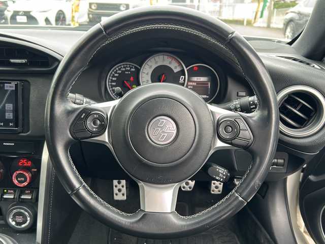 トヨタ ８６ GT リミテッド ブラックPKG 愛知県 2017(平29)年 6.9万km クリスタルホワイトパール /禁煙車//BLITZ車高調//bremboキャリパー//社外ナビ/フルセグTV//Bluetooth/CD・DVD//バックカメラ/ETC//リアスポイラー//スポーツアルミぺダル//クルーズコントロール//黒合皮ハーフレザーシート//前席シートヒーター//プッシュスタート//ステアリングスイッチ//LEDオートライト//LEDフォグランプ//電動格納ミラー//純正１７インチアルミ//ISOFIX//横滑り防止（TRC）//取扱説明書/新車保証書//スペアキー×１