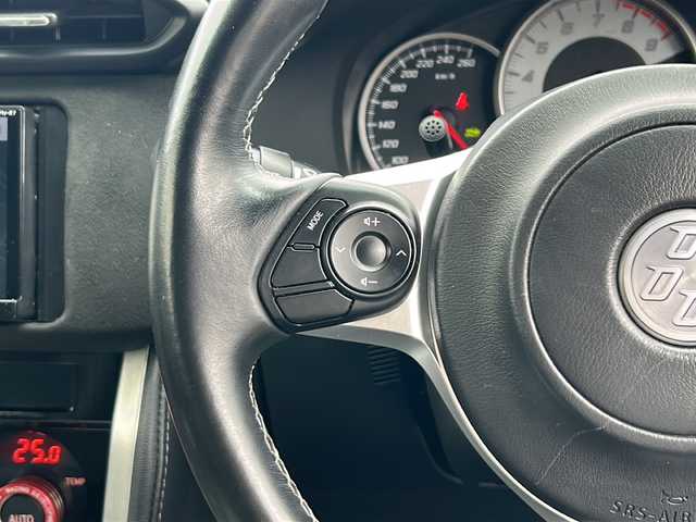 トヨタ ８６ GT リミテッド ブラックPKG 愛知県 2017(平29)年 6.9万km クリスタルホワイトパール /禁煙車//BLITZ車高調//bremboキャリパー//社外ナビ/フルセグTV//Bluetooth/CD・DVD//バックカメラ/ETC//リアスポイラー//スポーツアルミぺダル//クルーズコントロール//黒合皮ハーフレザーシート//前席シートヒーター//プッシュスタート//ステアリングスイッチ//LEDオートライト//LEDフォグランプ//電動格納ミラー//純正１７インチアルミ//ISOFIX//横滑り防止（TRC）//取扱説明書/新車保証書//スペアキー×１