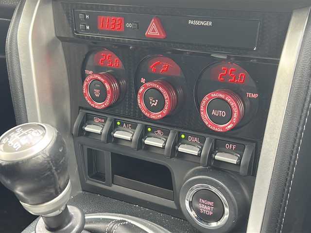 トヨタ ８６ GT リミテッド ブラックPKG 愛知県 2017(平29)年 6.9万km クリスタルホワイトパール /禁煙車//BLITZ車高調//bremboキャリパー//社外ナビ/フルセグTV//Bluetooth/CD・DVD//バックカメラ/ETC//リアスポイラー//スポーツアルミぺダル//クルーズコントロール//黒合皮ハーフレザーシート//前席シートヒーター//プッシュスタート//ステアリングスイッチ//LEDオートライト//LEDフォグランプ//電動格納ミラー//純正１７インチアルミ//ISOFIX//横滑り防止（TRC）//取扱説明書/新車保証書//スペアキー×１