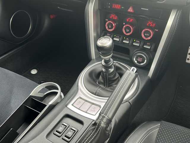 トヨタ ８６ GT リミテッド ブラックPKG 愛知県 2017(平29)年 6.9万km クリスタルホワイトパール /禁煙車//BLITZ車高調//bremboキャリパー//社外ナビ/フルセグTV//Bluetooth/CD・DVD//バックカメラ/ETC//リアスポイラー//スポーツアルミぺダル//クルーズコントロール//黒合皮ハーフレザーシート//前席シートヒーター//プッシュスタート//ステアリングスイッチ//LEDオートライト//LEDフォグランプ//電動格納ミラー//純正１７インチアルミ//ISOFIX//横滑り防止（TRC）//取扱説明書/新車保証書//スペアキー×１