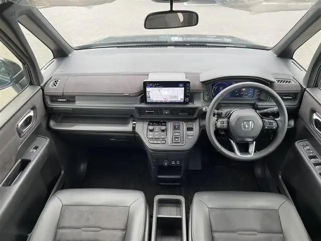 ホンダ ステップワゴン スパーダ eHEV プレミアムライン 東京都 2025(令7)年 0.5万km クリスタルブラックパール HondaSENSING/（安全運転支援システム）/・衝突軽減ブレーキ/・渋滞追従機能付アダプティブクルーズコントロール/・歩行者事故低減ステアリング/・車線維持支援システム/・先行車発進お知らせ機能/・オートハイビーム/・標識認識機能/純正9インチナビ/マルチビューモニター/パワーバックドア/両側パワースライドドア/アダプティブLEDヘッドライト/ブラインドスポットモニター/ 後退時ブレーキサポート/全列USBチャージ/トリプルゾーンコントロール/２列目キャプテンシート