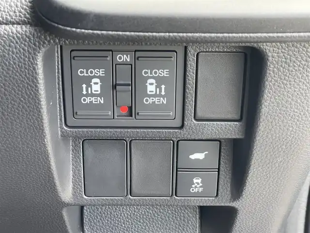 ホンダ ステップワゴン スパーダ eHEV プレミアムライン 東京都 2025(令7)年 0.5万km クリスタルブラックパール HondaSENSING/（安全運転支援システム）/・衝突軽減ブレーキ/・渋滞追従機能付アダプティブクルーズコントロール/・歩行者事故低減ステアリング/・車線維持支援システム/・先行車発進お知らせ機能/・オートハイビーム/・標識認識機能/純正9インチナビ/マルチビューモニター/パワーバックドア/両側パワースライドドア/アダプティブLEDヘッドライト/ブラインドスポットモニター/ 後退時ブレーキサポート/全列USBチャージ/トリプルゾーンコントロール/２列目キャプテンシート