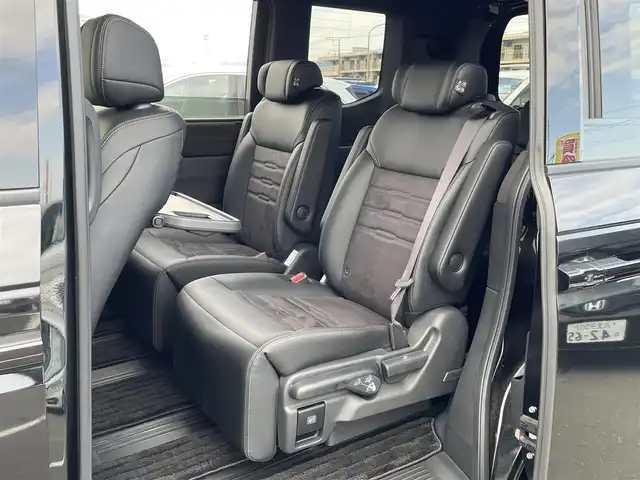 ホンダ ステップワゴン スパーダ eHEV プレミアムライン 東京都 2025(令7)年 0.5万km クリスタルブラックパール HondaSENSING/（安全運転支援システム）/・衝突軽減ブレーキ/・渋滞追従機能付アダプティブクルーズコントロール/・歩行者事故低減ステアリング/・車線維持支援システム/・先行車発進お知らせ機能/・オートハイビーム/・標識認識機能/純正9インチナビ/マルチビューモニター/パワーバックドア/両側パワースライドドア/アダプティブLEDヘッドライト/ブラインドスポットモニター/ 後退時ブレーキサポート/全列USBチャージ/トリプルゾーンコントロール/２列目キャプテンシート