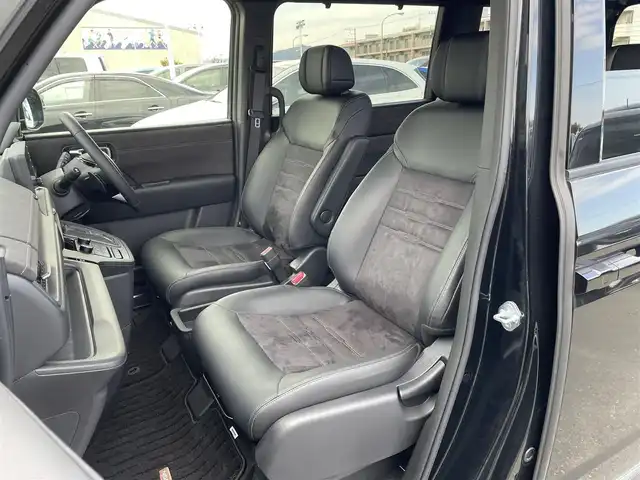 ホンダ ステップワゴン スパーダ eHEV プレミアムライン 東京都 2025(令7)年 0.5万km クリスタルブラックパール HondaSENSING/（安全運転支援システム）/・衝突軽減ブレーキ/・渋滞追従機能付アダプティブクルーズコントロール/・歩行者事故低減ステアリング/・車線維持支援システム/・先行車発進お知らせ機能/・オートハイビーム/・標識認識機能/純正9インチナビ/マルチビューモニター/パワーバックドア/両側パワースライドドア/アダプティブLEDヘッドライト/ブラインドスポットモニター/ 後退時ブレーキサポート/全列USBチャージ/トリプルゾーンコントロール/２列目キャプテンシート