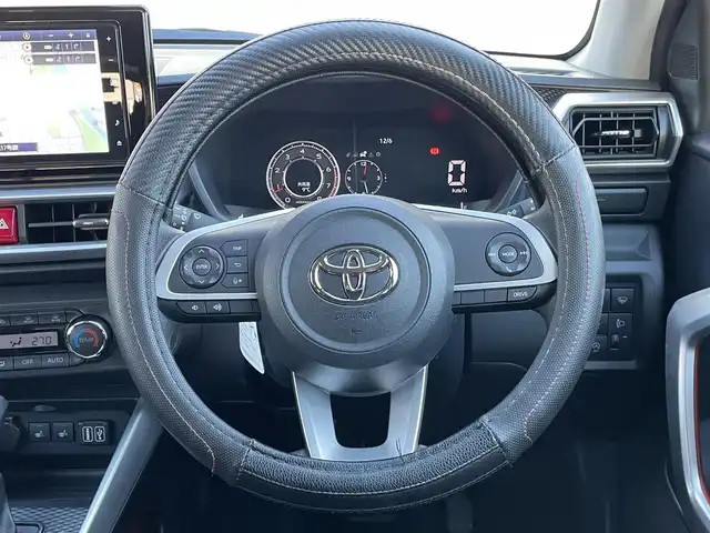 トヨタ ライズ G 群馬県 2023(令5)年 4.3万km ブラックマイカメタリック 安全装備/・衝突軽減ブレーキ/・コーナーセンサー/・横滑り防止/・レーンキープアシスト/・オートライト/・オートハイビーム/純正9インチナビ/・AM/FM/フルセグTV/・CD/DVD/SD/・HDMI/USB/バックカメラ/LEDヘッドライト/前席シートヒーター/前後ドライブレコーダー/純正フロアマット/純正ドアバイザー/純正16インチアルミホイール/スマートキー/プッシュスタート