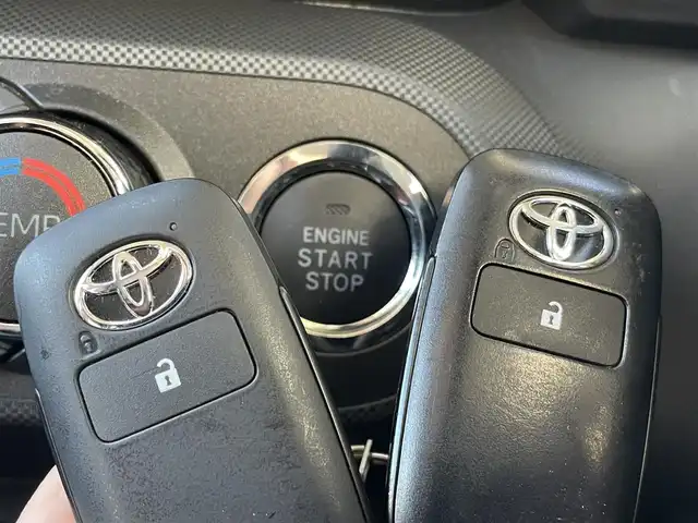 トヨタ ライズ G 群馬県 2023(令5)年 4.3万km ブラックマイカメタリック 安全装備/・衝突軽減ブレーキ/・コーナーセンサー/・横滑り防止/・レーンキープアシスト/・オートライト/・オートハイビーム/純正9インチナビ/・AM/FM/フルセグTV/・CD/DVD/SD/・HDMI/USB/バックカメラ/LEDヘッドライト/前席シートヒーター/前後ドライブレコーダー/純正フロアマット/純正ドアバイザー/純正16インチアルミホイール/スマートキー/プッシュスタート