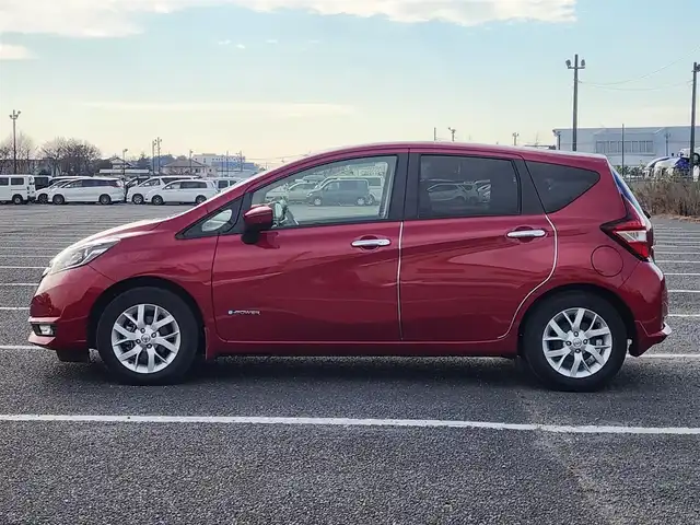 日産 ノート e－パワー メダリスト 群馬県 2017(平29)年 5.6万km ガーネットレッド アラウンドビューモニターセット/純正ナビ/フルセグTV/アラウンドビューモニター/デジタルルームミラー/ビルトインETC/衝突被害軽減ブレーキ/車線逸脱警報/踏み間違い衝突防止アシスト/フロント/バックソナー/LEDヘッドランプ/革巻きステアリング/ステアリングスイッチ/ハーフレザーシート/純正15インチアルミホイール/スマートキー/プッシュエンジンスターター/禁煙車