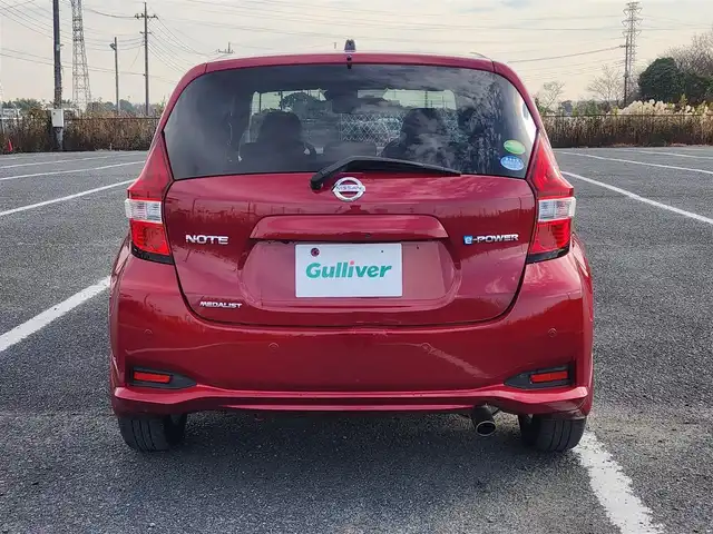 日産 ノート e－パワー メダリスト 群馬県 2017(平29)年 5.6万km ガーネットレッド アラウンドビューモニターセット/純正ナビ/フルセグTV/アラウンドビューモニター/デジタルルームミラー/ビルトインETC/衝突被害軽減ブレーキ/車線逸脱警報/踏み間違い衝突防止アシスト/フロント/バックソナー/LEDヘッドランプ/革巻きステアリング/ステアリングスイッチ/ハーフレザーシート/純正15インチアルミホイール/スマートキー/プッシュエンジンスターター/禁煙車