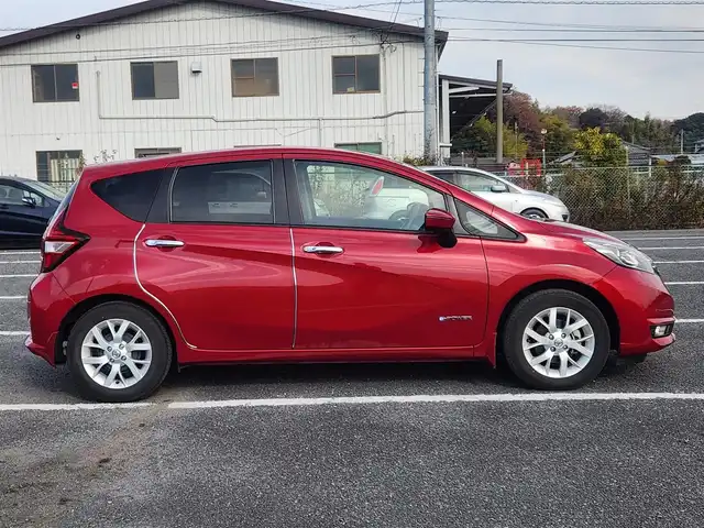 日産 ノート e－パワー メダリスト 群馬県 2017(平29)年 5.6万km ガーネットレッド アラウンドビューモニターセット/純正ナビ/フルセグTV/アラウンドビューモニター/デジタルルームミラー/ビルトインETC/衝突被害軽減ブレーキ/車線逸脱警報/踏み間違い衝突防止アシスト/フロント/バックソナー/LEDヘッドランプ/革巻きステアリング/ステアリングスイッチ/ハーフレザーシート/純正15インチアルミホイール/スマートキー/プッシュエンジンスターター/禁煙車