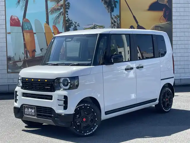 ホンダ Ｎ ＢＯＸ 宮崎県 2025(令7)年 0.1万km プラチナホワイトパール 【2503059198】/AIS検査済み社外パーツ取付有/WEDS　マッドヴァンス07（社外）/TOYOオープンカントリーR/T（社外）/ダムド　Angieフェイスチェンジキット（N BOX)（社外）/サイドドアガーニッシュ （N BOX)（社外）/Honda SENSING /　近距離衝突軽減ブレーキ/　急アクセル抑制機能/　誤発進抑制機能（前方・後方）/　歩行者事故低減ステアリング/　路外逸脱抑制機能/　渋滞追従機能付きアダプティブクルーズコントロール（ACC）/　車線維持支援システム（LKAS）/　先行車発進お知らせ機能/　標識認識機能/　オートハイビーム/片側パワースライド/LEDライト/シートヒーター/USB端子