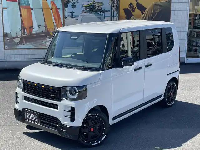 ホンダ Ｎ ＢＯＸ 宮崎県 2025(令7)年 0.1万km プラチナホワイトパール 【2503059198】/AIS検査済み社外パーツ取付有/WEDS　マッドヴァンス07（社外）/TOYOオープンカントリーR/T（社外）/ダムド　Angieフェイスチェンジキット（N BOX)（社外）/サイドドアガーニッシュ （N BOX)（社外）/Honda SENSING /　近距離衝突軽減ブレーキ/　急アクセル抑制機能/　誤発進抑制機能（前方・後方）/　歩行者事故低減ステアリング/　路外逸脱抑制機能/　渋滞追従機能付きアダプティブクルーズコントロール（ACC）/　車線維持支援システム（LKAS）/　先行車発進お知らせ機能/　標識認識機能/　オートハイビーム/片側パワースライド/LEDライト/シートヒーター/USB端子