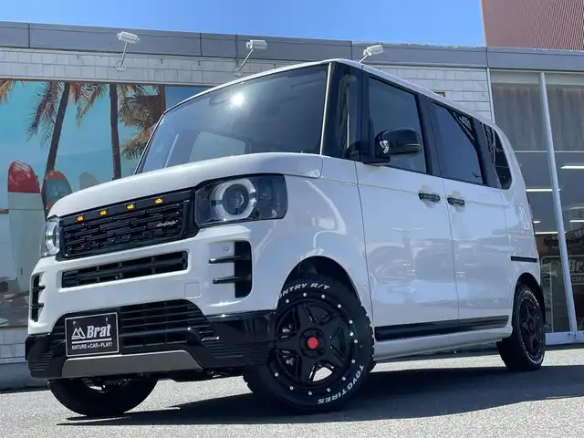 ホンダ Ｎ ＢＯＸ 宮崎県 2025(令7)年 0.1万km プラチナホワイトパール 【2503059198】/AIS検査済み社外パーツ取付有/WEDS　マッドヴァンス07（社外）/TOYOオープンカントリーR/T（社外）/ダムド　Angieフェイスチェンジキット（N BOX)（社外）/サイドドアガーニッシュ （N BOX)（社外）/Honda SENSING /　近距離衝突軽減ブレーキ/　急アクセル抑制機能/　誤発進抑制機能（前方・後方）/　歩行者事故低減ステアリング/　路外逸脱抑制機能/　渋滞追従機能付きアダプティブクルーズコントロール（ACC）/　車線維持支援システム（LKAS）/　先行車発進お知らせ機能/　標識認識機能/　オートハイビーム/片側パワースライド/LEDライト/シートヒーター/USB端子