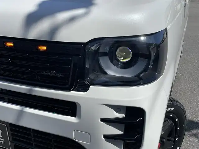 ホンダ Ｎ ＢＯＸ 宮崎県 2025(令7)年 0.1万km プラチナホワイトパール 【2503059198】/AIS検査済み社外パーツ取付有/WEDS　マッドヴァンス07（社外）/TOYOオープンカントリーR/T（社外）/ダムド　Angieフェイスチェンジキット（N BOX)（社外）/サイドドアガーニッシュ （N BOX)（社外）/Honda SENSING /　近距離衝突軽減ブレーキ/　急アクセル抑制機能/　誤発進抑制機能（前方・後方）/　歩行者事故低減ステアリング/　路外逸脱抑制機能/　渋滞追従機能付きアダプティブクルーズコントロール（ACC）/　車線維持支援システム（LKAS）/　先行車発進お知らせ機能/　標識認識機能/　オートハイビーム/片側パワースライド/LEDライト/シートヒーター/USB端子
