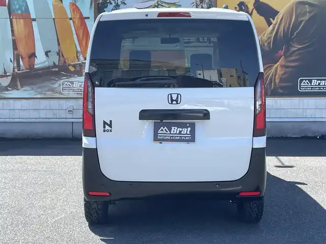 ホンダ Ｎ ＢＯＸ 宮崎県 2025(令7)年 0.1万km プラチナホワイトパール 【2503059198】/AIS検査済み社外パーツ取付有/WEDS　マッドヴァンス07（社外）/TOYOオープンカントリーR/T（社外）/ダムド　Angieフェイスチェンジキット（N BOX)（社外）/サイドドアガーニッシュ （N BOX)（社外）/Honda SENSING /　近距離衝突軽減ブレーキ/　急アクセル抑制機能/　誤発進抑制機能（前方・後方）/　歩行者事故低減ステアリング/　路外逸脱抑制機能/　渋滞追従機能付きアダプティブクルーズコントロール（ACC）/　車線維持支援システム（LKAS）/　先行車発進お知らせ機能/　標識認識機能/　オートハイビーム/片側パワースライド/LEDライト/シートヒーター/USB端子