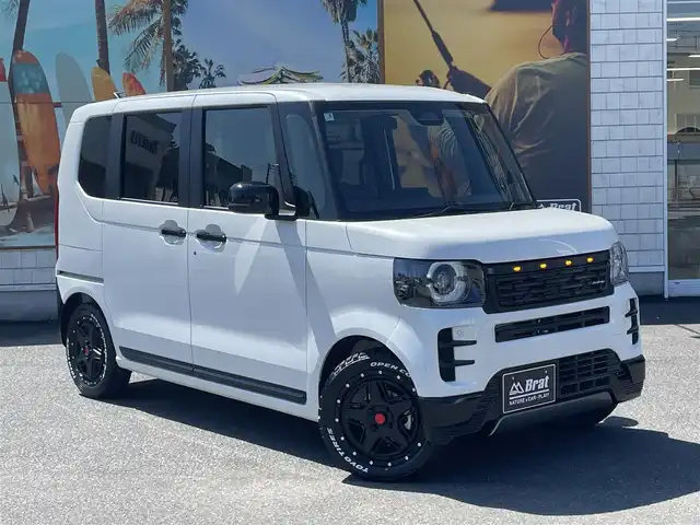 ホンダ Ｎ ＢＯＸ 宮崎県 2025(令7)年 0.1万km プラチナホワイトパール 【2503059198】/AIS検査済み社外パーツ取付有/WEDS　マッドヴァンス07（社外）/TOYOオープンカントリーR/T（社外）/ダムド　Angieフェイスチェンジキット（N BOX)（社外）/サイドドアガーニッシュ （N BOX)（社外）/Honda SENSING /　近距離衝突軽減ブレーキ/　急アクセル抑制機能/　誤発進抑制機能（前方・後方）/　歩行者事故低減ステアリング/　路外逸脱抑制機能/　渋滞追従機能付きアダプティブクルーズコントロール（ACC）/　車線維持支援システム（LKAS）/　先行車発進お知らせ機能/　標識認識機能/　オートハイビーム/片側パワースライド/LEDライト/シートヒーター/USB端子