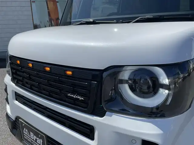 ホンダ Ｎ ＢＯＸ 宮崎県 2025(令7)年 0.1万km プラチナホワイトパール 【2503059198】/AIS検査済み社外パーツ取付有/WEDS　マッドヴァンス07（社外）/TOYOオープンカントリーR/T（社外）/ダムド　Angieフェイスチェンジキット（N BOX)（社外）/サイドドアガーニッシュ （N BOX)（社外）/Honda SENSING /　近距離衝突軽減ブレーキ/　急アクセル抑制機能/　誤発進抑制機能（前方・後方）/　歩行者事故低減ステアリング/　路外逸脱抑制機能/　渋滞追従機能付きアダプティブクルーズコントロール（ACC）/　車線維持支援システム（LKAS）/　先行車発進お知らせ機能/　標識認識機能/　オートハイビーム/片側パワースライド/LEDライト/シートヒーター/USB端子