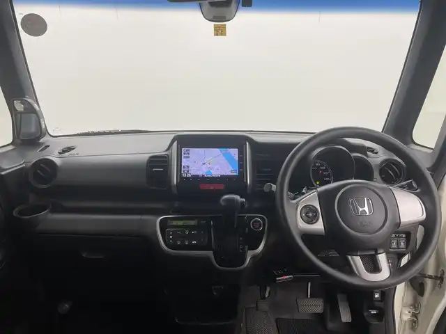 ホンダ Ｎ ＢＯＸ SSパッケージ 岡山県 2015(平27)年 7万km プレミアムホワイトパール 純正7インチナビ/バックカメラ/FM/AM/Bluetooth/フルセグ/CD/DVD/あんしんパッケージ/シティブレーキアクティブシステム/前席用i-サイドエアバッグシステム/サイドカーテンエアバッグシステム/両側パワースライドドア/ETC/純正14インチアルミホイール/純正フロアマット