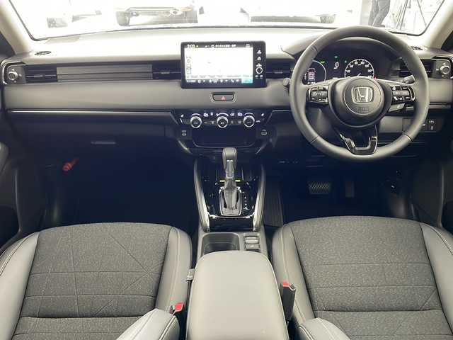 ホンダ ヴェゼル ハイブリッド e:HEV Z 兵庫県 2025(令7)年 0.1万km未満 クリスタルブラックパール ・Honda SENSING/・ハンズフリーアクセスパワーテールゲート/・LEDシーケンシャルターンシグナルランプ/・ステアリングヒーター/・LEDアクティブコーナリングライト/・リアベンチレーション/・コンビシート&専用インテリア/・自動防眩ルームミラー/・フロントドア撥水ガラス/・フルLEDヘッドライト/・減速セレクター/・Honda CONNECT for Gathers＋ナビ装着用スペシャルパッケージ/・フルLEDリアコンビネーションランプ/・LEDフォグライト/・アジャイルハンドリングアシスト/・ヒルディセントコントロール/・運転席＆助手席シートヒーター/・左右独立温度コントロール式フルオート・エアコンディショナー/・本革巻ステアリングホイール/・シートバックポケット＆スマートフォンポケット/・チップアップ＆ダイブダウン機構付6:4分割可倒式リアシート/・静電タッチ式LEDルームランプ/・親水/ヒーテッドドアミラー＋熱線入りフロントウインドウ/・車速連動間欠/バリアブル間欠フロントワイパー/・電動格納式リモコンドアミラー/・リバース連動ドアミラー/・オートリトラミラー/・純正18インチアルミホイール
