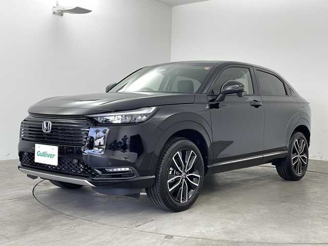 ホンダ ヴェゼル ハイブリッド e:HEV Z 兵庫県 2025(令7)年 0.1万km未満 クリスタルブラックパール ・Honda SENSING/・ハンズフリーアクセスパワーテールゲート/・LEDシーケンシャルターンシグナルランプ/・ステアリングヒーター/・LEDアクティブコーナリングライト/・リアベンチレーション/・コンビシート&専用インテリア/・自動防眩ルームミラー/・フロントドア撥水ガラス/・フルLEDヘッドライト/・減速セレクター/・Honda CONNECT for Gathers＋ナビ装着用スペシャルパッケージ/・フルLEDリアコンビネーションランプ/・LEDフォグライト/・アジャイルハンドリングアシスト/・ヒルディセントコントロール/・運転席＆助手席シートヒーター/・左右独立温度コントロール式フルオート・エアコンディショナー/・本革巻ステアリングホイール/・シートバックポケット＆スマートフォンポケット/・チップアップ＆ダイブダウン機構付6:4分割可倒式リアシート/・静電タッチ式LEDルームランプ/・親水/ヒーテッドドアミラー＋熱線入りフロントウインドウ/・車速連動間欠/バリアブル間欠フロントワイパー/・電動格納式リモコンドアミラー/・リバース連動ドアミラー/・オートリトラミラー/・純正18インチアルミホイール