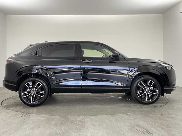 ホンダ ヴェゼル ハイブリッド e:HEV Z 兵庫県 2025(令7)年 0.1万km未満 クリスタルブラックパール ・Honda SENSING/・ハンズフリーアクセスパワーテールゲート/・LEDシーケンシャルターンシグナルランプ/・ステアリングヒーター/・LEDアクティブコーナリングライト/・リアベンチレーション/・コンビシート&専用インテリア/・自動防眩ルームミラー/・フロントドア撥水ガラス/・フルLEDヘッドライト/・減速セレクター/・Honda CONNECT for Gathers＋ナビ装着用スペシャルパッケージ/・フルLEDリアコンビネーションランプ/・LEDフォグライト/・アジャイルハンドリングアシスト/・ヒルディセントコントロール/・運転席＆助手席シートヒーター/・左右独立温度コントロール式フルオート・エアコンディショナー/・本革巻ステアリングホイール/・シートバックポケット＆スマートフォンポケット/・チップアップ＆ダイブダウン機構付6:4分割可倒式リアシート/・静電タッチ式LEDルームランプ/・親水/ヒーテッドドアミラー＋熱線入りフロントウインドウ/・車速連動間欠/バリアブル間欠フロントワイパー/・電動格納式リモコンドアミラー/・リバース連動ドアミラー/・オートリトラミラー/・純正18インチアルミホイール