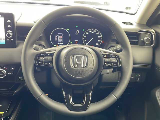 ホンダ ヴェゼル ハイブリッド e:HEV Z 兵庫県 2025(令7)年 0.1万km未満 クリスタルブラックパール ・Honda SENSING/・ハンズフリーアクセスパワーテールゲート/・LEDシーケンシャルターンシグナルランプ/・ステアリングヒーター/・LEDアクティブコーナリングライト/・リアベンチレーション/・コンビシート&専用インテリア/・自動防眩ルームミラー/・フロントドア撥水ガラス/・フルLEDヘッドライト/・減速セレクター/・Honda CONNECT for Gathers＋ナビ装着用スペシャルパッケージ/・フルLEDリアコンビネーションランプ/・LEDフォグライト/・アジャイルハンドリングアシスト/・ヒルディセントコントロール/・運転席＆助手席シートヒーター/・左右独立温度コントロール式フルオート・エアコンディショナー/・本革巻ステアリングホイール/・シートバックポケット＆スマートフォンポケット/・チップアップ＆ダイブダウン機構付6:4分割可倒式リアシート/・静電タッチ式LEDルームランプ/・親水/ヒーテッドドアミラー＋熱線入りフロントウインドウ/・車速連動間欠/バリアブル間欠フロントワイパー/・電動格納式リモコンドアミラー/・リバース連動ドアミラー/・オートリトラミラー/・純正18インチアルミホイール