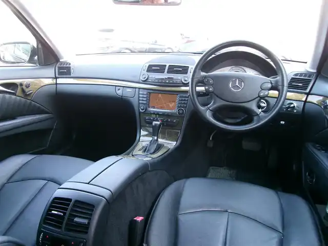 メルセデス・ベンツ Ｅ３２０ CDI アバンギャルド 三重県 2007(平19)年 12.7万km 黒 ♪車検 令和8年5月24日迄/♪ディーゼル/ターボ/♪サンルーフ/黒革シート/前席メモリ付パワーシート/前席シートヒーター/コーナーセンサー/純正17インチAW/HIDヘッドライト/フォグライト/リアフォグライト/オートライト/ウィンカーミラー/オートリトラクタブルミラー/スモークフィルム/キーレスキー×2/革巻ステアリング/クルーズコントロール/ウッドパネル/フロアマット/ETC/サイド/カーテンエアバック