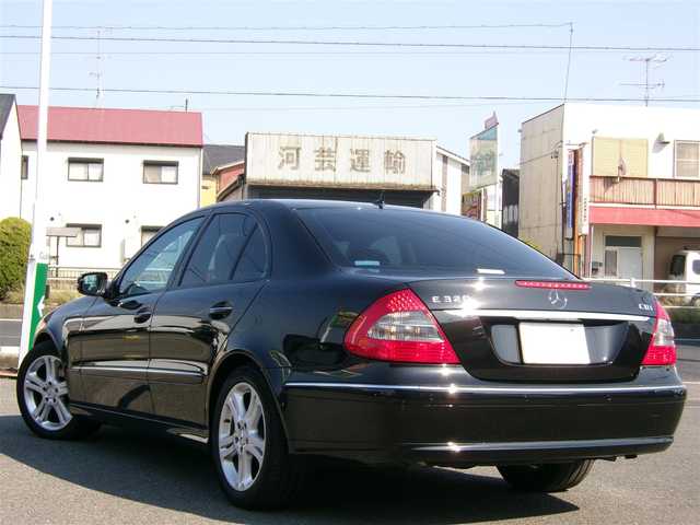 メルセデス・ベンツ Ｅ３２０ CDI アバンギャルド 三重県 2007(平19)年 12.7万km 黒 ♪車検 令和8年5月24日迄/♪ディーゼル/ターボ/♪サンルーフ/黒革シート/前席メモリ付パワーシート/前席シートヒーター/コーナーセンサー/純正17インチAW/HIDヘッドライト/フォグライト/リアフォグライト/オートライト/ウィンカーミラー/オートリトラクタブルミラー/スモークフィルム/キーレスキー×2/革巻ステアリング/クルーズコントロール/ウッドパネル/フロアマット/ETC/サイド/カーテンエアバック