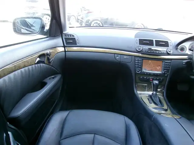 メルセデス・ベンツ Ｅ３２０ CDI アバンギャルド 三重県 2007(平19)年 12.7万km 黒 ♪車検 令和8年5月24日迄/♪ディーゼル/ターボ/♪サンルーフ/黒革シート/前席メモリ付パワーシート/前席シートヒーター/コーナーセンサー/純正17インチAW/HIDヘッドライト/フォグライト/リアフォグライト/オートライト/ウィンカーミラー/オートリトラクタブルミラー/スモークフィルム/キーレスキー×2/革巻ステアリング/クルーズコントロール/ウッドパネル/フロアマット/ETC/サイド/カーテンエアバック