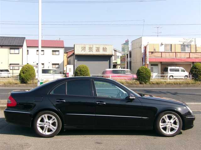 メルセデス・ベンツ Ｅ３２０ CDI アバンギャルド 三重県 2007(平19)年 12.7万km 黒 ♪車検 令和8年5月24日迄/♪ディーゼル/ターボ/♪サンルーフ/黒革シート/前席メモリ付パワーシート/前席シートヒーター/コーナーセンサー/純正17インチAW/HIDヘッドライト/フォグライト/リアフォグライト/オートライト/ウィンカーミラー/オートリトラクタブルミラー/スモークフィルム/キーレスキー×2/革巻ステアリング/クルーズコントロール/ウッドパネル/フロアマット/ETC/サイド/カーテンエアバック