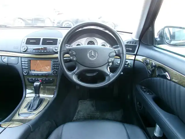 メルセデス・ベンツ Ｅ３２０ CDI アバンギャルド 三重県 2007(平19)年 12.7万km 黒 ♪車検 令和8年5月24日迄/♪ディーゼル/ターボ/♪サンルーフ/黒革シート/前席メモリ付パワーシート/前席シートヒーター/コーナーセンサー/純正17インチAW/HIDヘッドライト/フォグライト/リアフォグライト/オートライト/ウィンカーミラー/オートリトラクタブルミラー/スモークフィルム/キーレスキー×2/革巻ステアリング/クルーズコントロール/ウッドパネル/フロアマット/ETC/サイド/カーテンエアバック