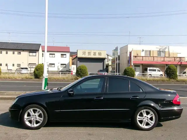メルセデス・ベンツ Ｅ３２０ CDI アバンギャルド 三重県 2007(平19)年 12.7万km 黒 ♪車検 令和8年5月24日迄/♪ディーゼル/ターボ/♪サンルーフ/黒革シート/前席メモリ付パワーシート/前席シートヒーター/コーナーセンサー/純正17インチAW/HIDヘッドライト/フォグライト/リアフォグライト/オートライト/ウィンカーミラー/オートリトラクタブルミラー/スモークフィルム/キーレスキー×2/革巻ステアリング/クルーズコントロール/ウッドパネル/フロアマット/ETC/サイド/カーテンエアバック