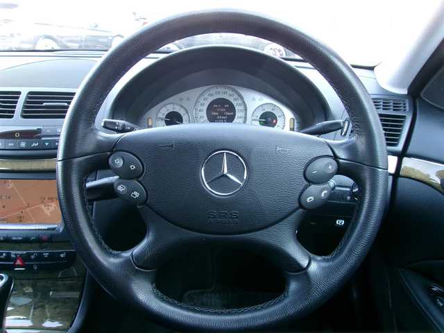メルセデス・ベンツ Ｅ３２０ CDI アバンギャルド 三重県 2007(平19)年 12.7万km 黒 ♪車検 令和8年5月24日迄/♪ディーゼル/ターボ/♪サンルーフ/黒革シート/前席メモリ付パワーシート/前席シートヒーター/コーナーセンサー/純正17インチAW/HIDヘッドライト/フォグライト/リアフォグライト/オートライト/ウィンカーミラー/オートリトラクタブルミラー/スモークフィルム/キーレスキー×2/革巻ステアリング/クルーズコントロール/ウッドパネル/フロアマット/ETC/サイド/カーテンエアバック