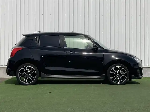 スズキ スイフト スポーツ 香川県 2022(令4)年 1万km スーパーブラックパール 登録時走行距離：9655km/デュアルセンサーブレーキサポート/レーンキープアシスト/レーダークルーズコントロール/クリアランスソナー/ブラインドスポットモニター/横滑り防止装置/パドルシフト/MTモード付AT/アルミペダル/シートヒーター/ビルトインETC/前後ドライブレコーダー/革巻きステアリング/ステアリングスイッチ/プッシュスタート/スマートキー