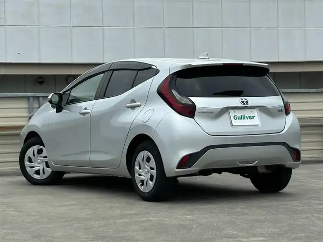 トヨタ アクア X 静岡県 2022(令4)年 3万km シルバーM トヨタセーフティセンス/純正ディスプレイオーディオ/ＢＴオーディオ/レーダークルーズコントロール/前方ドラレコ/１００Ｖ１５００W/ＵＳＢ充電/オートエアコン/ＥＴＣ/オートライト/オートハイビーム/前後コーナーセンサー/PKSB/スマートキー/純正フロアマット