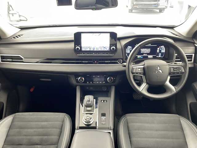 三菱 アウトランダー ＰＨＥＶ G 兵庫県 2021(令3)年 4.1万km ホワイトダイヤモンド ・純正ナビ&TV&Bluetooth&USB接続&Android Auto/・充電ケーブル付き/・マイパイロット/・レーダークルーズコントロール［ACC］/・車線維持支援機能［LKA］/・ブラインドスポットモニター［BSM］/・衝突被害軽減システム/・オートライト/・オートマチックハイビーム/・フロントワイパーデアイサー/・AC1500W電源/・レーンキープアシスト/・盗難防止装置/・アラウンドビューモニター/・前後ドライブレコーダー/・電動リアゲート/・ハーフレザーシート/・パワーシート（運転席）/・シートヒーター/・ステアリングヒーター/・三列シート/・純正アルミホイール（２０インチ）/・純正フロアマット/・ビルドインETC2.0 /・ワイヤレス充電/・パドルシフト/・ステアリングスイッチ/・オートブレーキホールド/・LEDヘッドライト/・フォグランプ/・W＋サイドエアバック/・カーテンエアバック/・AACエアコン/・スマートキー