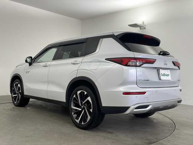 三菱 アウトランダー ＰＨＥＶ G 兵庫県 2021(令3)年 4.1万km ホワイトダイヤモンド ・純正ナビ&TV&Bluetooth&USB接続&Android Auto/・充電ケーブル付き/・マイパイロット/・レーダークルーズコントロール［ACC］/・車線維持支援機能［LKA］/・ブラインドスポットモニター［BSM］/・衝突被害軽減システム/・オートライト/・オートマチックハイビーム/・フロントワイパーデアイサー/・AC1500W電源/・レーンキープアシスト/・盗難防止装置/・アラウンドビューモニター/・前後ドライブレコーダー/・電動リアゲート/・ハーフレザーシート/・パワーシート（運転席）/・シートヒーター/・ステアリングヒーター/・三列シート/・純正アルミホイール（２０インチ）/・純正フロアマット/・ビルドインETC2.0 /・ワイヤレス充電/・パドルシフト/・ステアリングスイッチ/・オートブレーキホールド/・LEDヘッドライト/・フォグランプ/・W＋サイドエアバック/・カーテンエアバック/・AACエアコン/・スマートキー