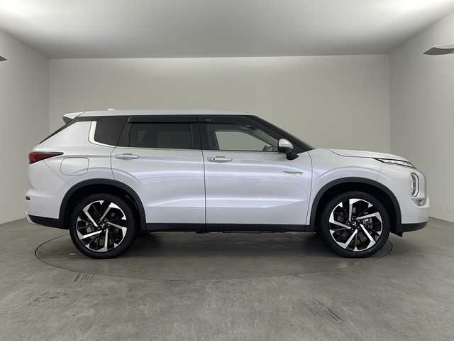 三菱 アウトランダー ＰＨＥＶ G 兵庫県 2021(令3)年 4.1万km ホワイトダイヤモンド ・純正ナビ&TV&Bluetooth&USB接続&Android Auto/・充電ケーブル付き/・マイパイロット/・レーダークルーズコントロール［ACC］/・車線維持支援機能［LKA］/・ブラインドスポットモニター［BSM］/・衝突被害軽減システム/・オートライト/・オートマチックハイビーム/・フロントワイパーデアイサー/・AC1500W電源/・レーンキープアシスト/・盗難防止装置/・アラウンドビューモニター/・前後ドライブレコーダー/・電動リアゲート/・ハーフレザーシート/・パワーシート（運転席）/・シートヒーター/・ステアリングヒーター/・三列シート/・純正アルミホイール（２０インチ）/・純正フロアマット/・ビルドインETC2.0 /・ワイヤレス充電/・パドルシフト/・ステアリングスイッチ/・オートブレーキホールド/・LEDヘッドライト/・フォグランプ/・W＋サイドエアバック/・カーテンエアバック/・AACエアコン/・スマートキー