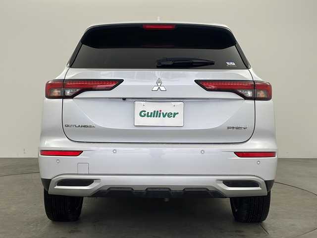 三菱 アウトランダー ＰＨＥＶ G 兵庫県 2021(令3)年 4.1万km ホワイトダイヤモンド ・純正ナビ&TV&Bluetooth&USB接続&Android Auto/・充電ケーブル付き/・マイパイロット/・レーダークルーズコントロール［ACC］/・車線維持支援機能［LKA］/・ブラインドスポットモニター［BSM］/・衝突被害軽減システム/・オートライト/・オートマチックハイビーム/・フロントワイパーデアイサー/・AC1500W電源/・レーンキープアシスト/・盗難防止装置/・アラウンドビューモニター/・前後ドライブレコーダー/・電動リアゲート/・ハーフレザーシート/・パワーシート（運転席）/・シートヒーター/・ステアリングヒーター/・三列シート/・純正アルミホイール（２０インチ）/・純正フロアマット/・ビルドインETC2.0 /・ワイヤレス充電/・パドルシフト/・ステアリングスイッチ/・オートブレーキホールド/・LEDヘッドライト/・フォグランプ/・W＋サイドエアバック/・カーテンエアバック/・AACエアコン/・スマートキー