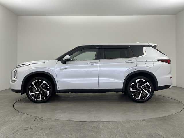 三菱 アウトランダー ＰＨＥＶ G 兵庫県 2021(令3)年 4.1万km ホワイトダイヤモンド ・純正ナビ&TV&Bluetooth&USB接続&Android Auto/・充電ケーブル付き/・マイパイロット/・レーダークルーズコントロール［ACC］/・車線維持支援機能［LKA］/・ブラインドスポットモニター［BSM］/・衝突被害軽減システム/・オートライト/・オートマチックハイビーム/・フロントワイパーデアイサー/・AC1500W電源/・レーンキープアシスト/・盗難防止装置/・アラウンドビューモニター/・前後ドライブレコーダー/・電動リアゲート/・ハーフレザーシート/・パワーシート（運転席）/・シートヒーター/・ステアリングヒーター/・三列シート/・純正アルミホイール（２０インチ）/・純正フロアマット/・ビルドインETC2.0 /・ワイヤレス充電/・パドルシフト/・ステアリングスイッチ/・オートブレーキホールド/・LEDヘッドライト/・フォグランプ/・W＋サイドエアバック/・カーテンエアバック/・AACエアコン/・スマートキー
